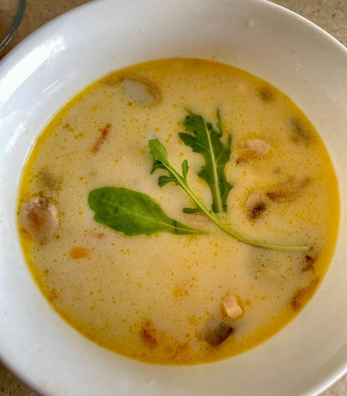 Сливочный суп с курицей и грибами