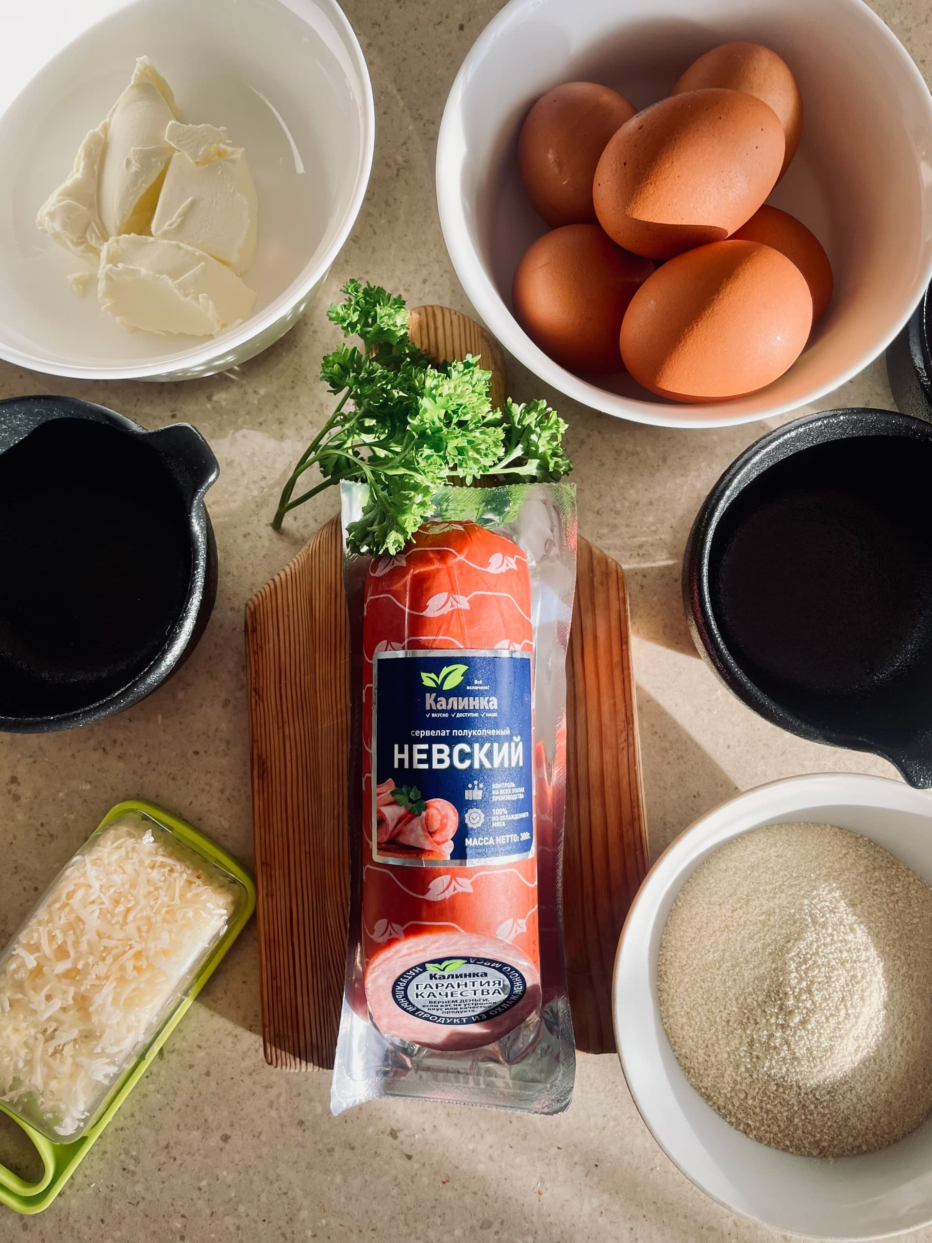Омлет-маффины с сервелатом: фото 3